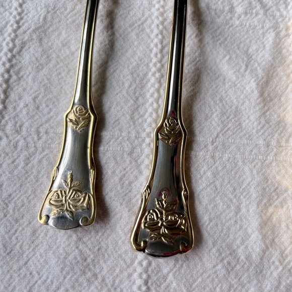 Royal Albert Old Country Roses 20-Piece Flatware Set, Golden - Picture 4 of 5